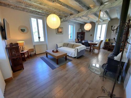 un salon avec un canapé et une table dans l'établissement La Maison Bleue Ancienne Ecole, à Sarrogna