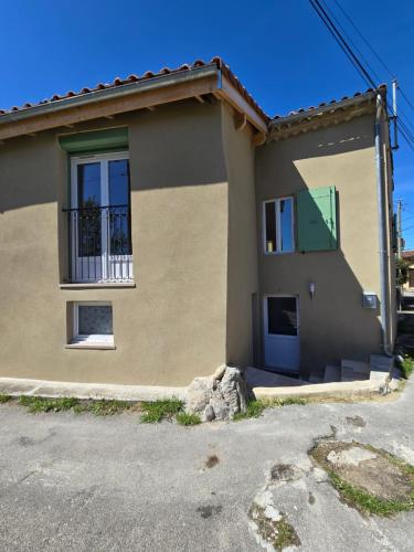 Το κτήριο όπου στεγάζεται  η παραθεριστική κατοικία