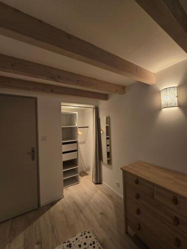 Ένα ή περισσότερα κρεβάτια σε δωμάτιο στο Maisonnette Cosy