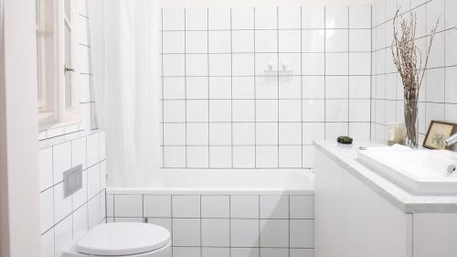 een witte badkamer met een toilet en een wastafel bij The WEST NEST in Zagreb