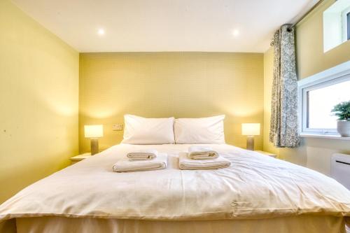 a bedroom with a bed with two towels on it at Superb City Center 2 Bed Apartment Free Wifi in Lincoln
