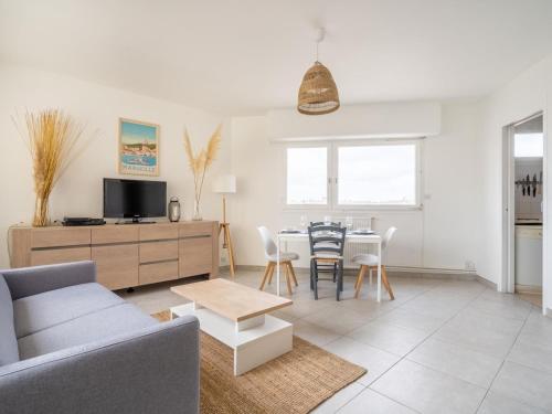 un salon avec un canapé et une table dans l'établissement Le camas, à Marseille