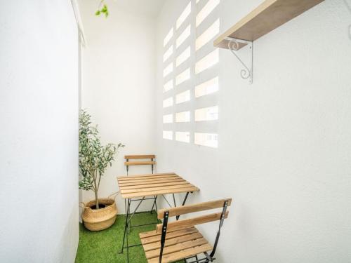 un petit balcon avec deux bancs et une table dans l'établissement Le camas, à Marseille