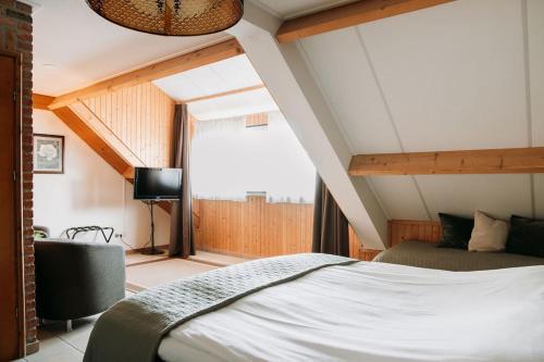 Una cama o camas en una habitación de Hotel & Lodges Erve Bruggert