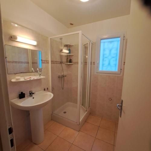 une salle de bain avec une douche et un lavabo et une douche dans l'établissement oh bonheur de l'ocean, à Bretignolles-sur-Mer