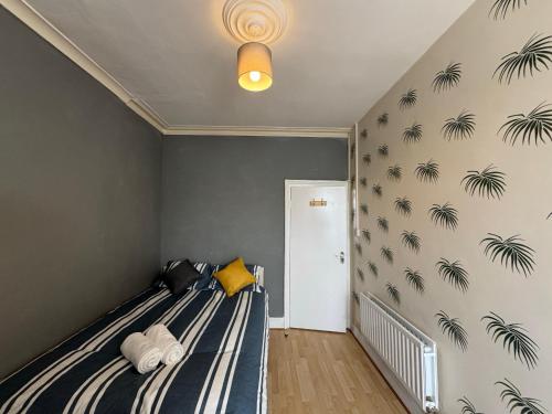 Postel nebo postele na pokoji v ubytování Parkend Family Room Stays