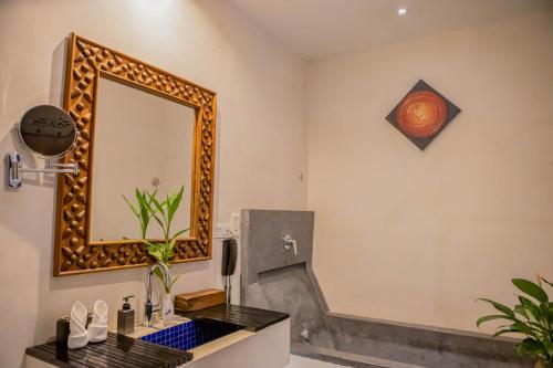 Ένα μπάνιο στο La Rose Suites