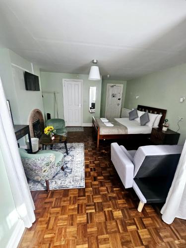 a bedroom with a bed and a living room with a couch at A-N-G Apartments - Parking EV 22kW by the Beach, Canoe Lake & South Parade Pier in Portsmouth