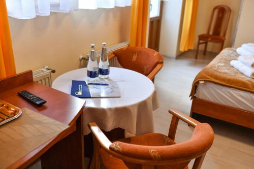 a room with a table and chairs with bottles on it at Willa Dąbrówka in Szczawno-Zdrój