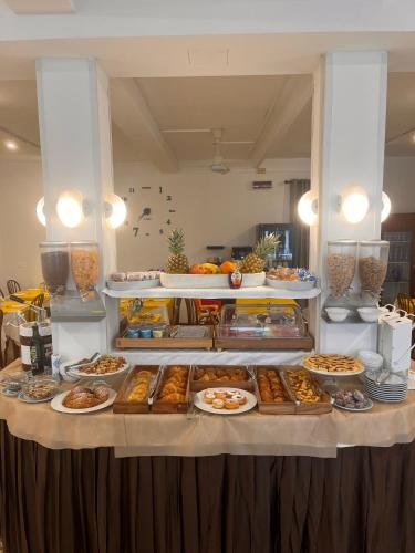 Un buffet con muchos tipos diferentes de comida en una mesa. en Hotel Lucciola, en Cattolica