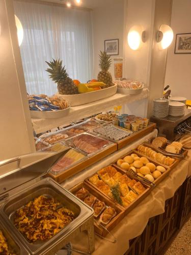 un bufé repleto de muchos tipos diferentes de comida en Hotel Lucciola, en Cattolica