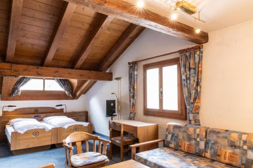 Postel nebo postele na pokoji v ubytování Hotel Chesa Grischa