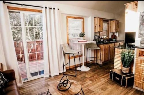 Dapur atau dapur kecil di Charming Cabin on a Glamping Resort with Swimming Pool in Austin, Texas