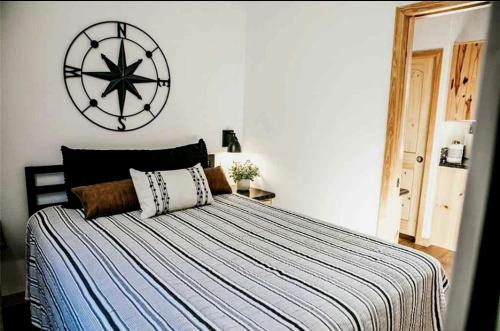 Katil atau katil-katil dalam bilik di Charming Cabin on a Glamping Resort with Swimming Pool in Austin, Texas