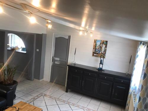 - un salon avec une commode noire dans l'établissement Charming House in Normandy, à Gonfreville-l'Orcher