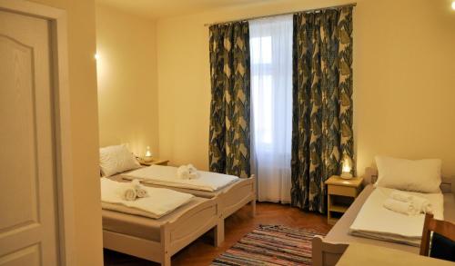 Ένα ή περισσότερα κρεβάτια σε δωμάτιο στο Casa de Oaspeți Vulcan
