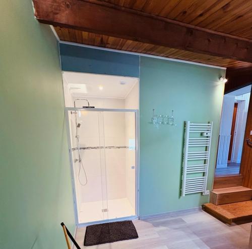 - une douche dans une chambre dotée d'un mur bleu dans l'établissement Maison de Campagne à 2km du centre de SARLAT, à Sarlat-la-Canéda