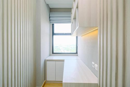 Fotografie z fotogalerie ubytování Homey and Modern Look 2BR Transpark Cibubur Apartment By Travelio v destinaci Depok