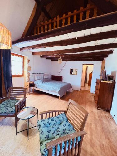 un salon avec un lit et un canapé dans l'établissement Maison de Campagne à 2km du centre de SARLAT, à Sarlat-la-Canéda