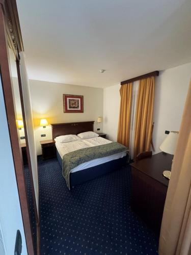 Ein Bett oder Betten in einem Zimmer der Unterkunft Hotel Meridijan - depandansa hotela Pagus