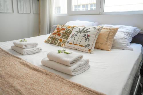 - un lit avec des serviettes et des oreillers dans l'établissement Romantic Getaway - Le Marais - with AC, à Paris