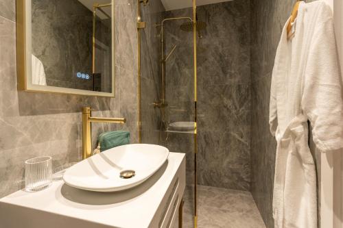 une salle de bain avec un lavabo et une douche dans l'établissement Romantic Getaway - Le Marais - with AC, à Paris