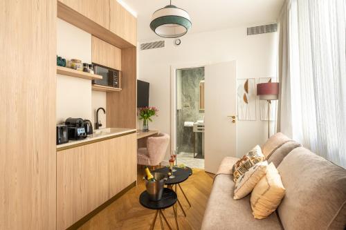 un salon avec un canapé et une table dans l'établissement Romantic Getaway - Le Marais - with AC, à Paris