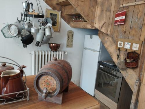 - une cuisine avec une table et un comptoir dans l'établissement Charmante maison de famille rustique à la campagne, à Groslée