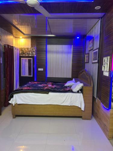 Katil atau katil-katil dalam bilik di Krishna guest house