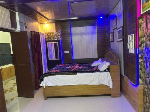 Katil atau katil-katil dalam bilik di Krishna guest house