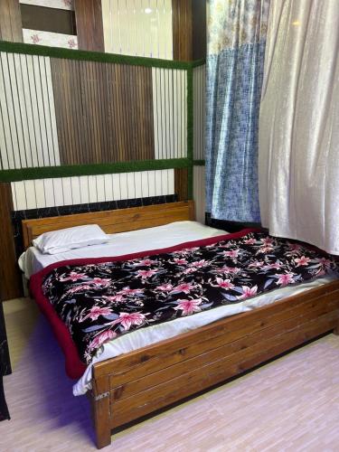 Katil atau katil-katil dalam bilik di Krishna guest house