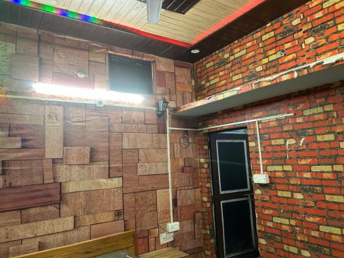 Gambar di galeri bagi Krishna guest house di Bhīm Tāl