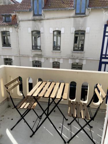 un banc en bois installé au-dessus d'un bâtiment dans l'établissement Apartment of 60 m2 near the beach of Le Touquet, à Le Touquet-Paris-Plage