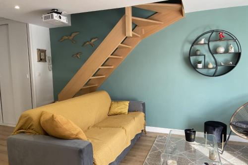 un salon avec un canapé et un escalier dans l'établissement Apartment of 60 m2 near the beach of Le Touquet, à Le Touquet-Paris-Plage
