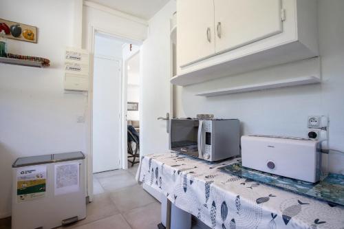 une cuisine avec un comptoir avec un micro-ondes dans l'établissement Villa de la brune proche plages, à Bormes-les-Mimosas