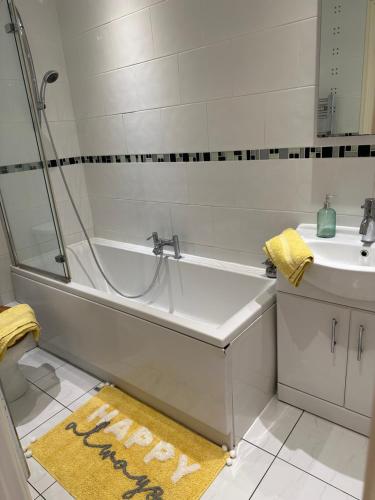 Ένα μπάνιο στο Liverpool River View City 2 Bedroom apartment, FREE parking