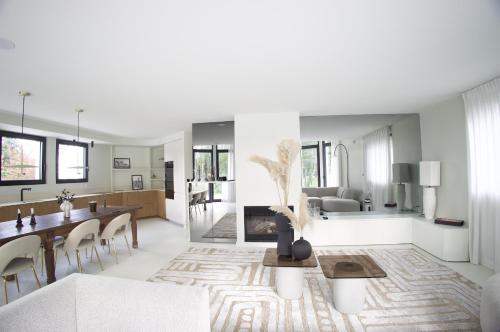 un salon avec un canapé et une salle à manger dans l'établissement Villa Les Marais, à Le Touquet-Paris-Plage