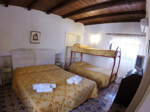 Двухъярусная кровать или двухъярусные кровати в номере Casale Rocca Fiorita