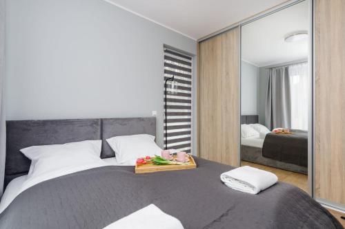 Ένα ή περισσότερα κρεβάτια σε δωμάτιο στο Seaside Apartment Rybacka with Parking by Noclegi Renters