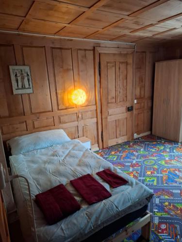 una camera da letto con un letto in una stanza con pareti in legno di Eidechse a Morschach