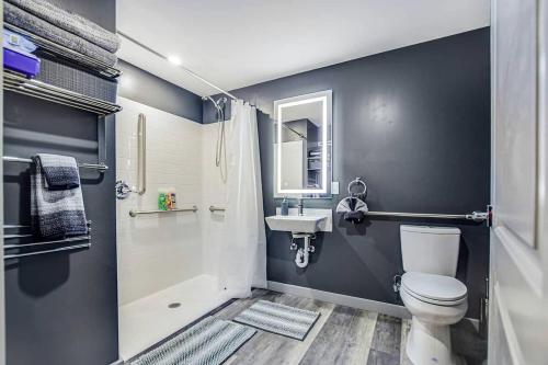 Ένα μπάνιο στο Luxury Dome with Hot Tub for Glamping near Austin