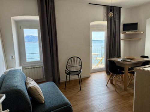 a living room with a blue couch and a table at Regina e Oriente in Baveno