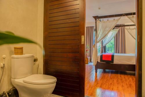 Ένα μπάνιο στο La Rose Suites