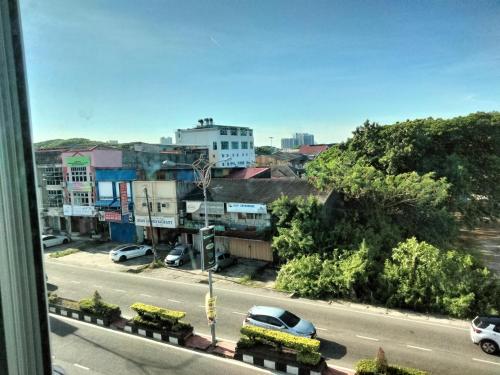 Una vista de una ciudad con coches en una calle. en Hotel Bajet DNOOR Kota Bharu, en Kota Bharu