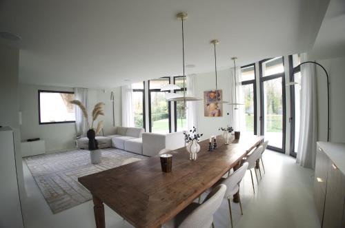 un salon avec une table et des chaises en bois dans l'établissement Villa Les Marais, à Le Touquet-Paris-Plage