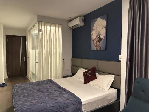 a bedroom with a bed and a blue wall at HOTEL KIS 14 Xã Đàn in Hanoi