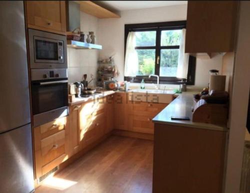 Una cocina o zona de cocina en 3 habitaciones hasta para 6 personas en chalet con jardín a 15 minutos de Vitoria y 25 de Bilbao