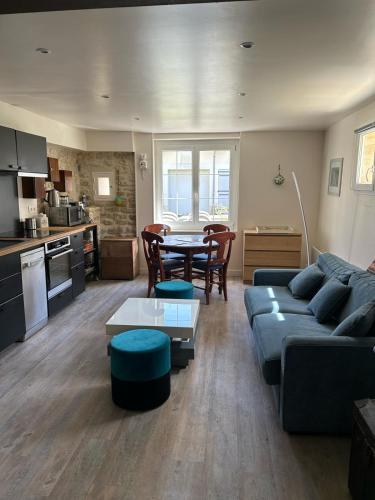 un salon avec un canapé et une table dans l'établissement Appartement à 2 pas de la mer et du casino, à Cabourg