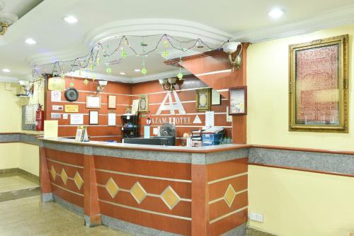 コタバルにあるHotel O Kota Bharu Near War Museum Formerly Azam Hotelのカウンター付きレストラン