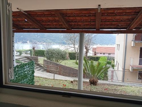 a window in a room with a view of a yard at Apartman Lena in Dobrota